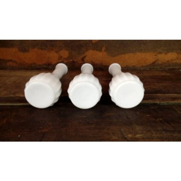 Vintage white milk glass flower vases set of 3 - Picture 6 of 7
